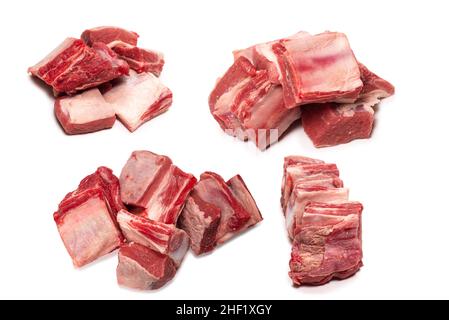 Rippen von rohem Rindfleisch auf weißem Hintergrund isoliert. Draufsicht. Stockfoto