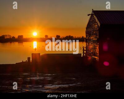 Sheerness, Kent, Großbritannien. 13th Januar 2022. UK Wetter: Sonnenuntergang am Barton's Point See in Sheerness, Kent. Kredit: James Bell/Alamy Live Nachrichten Stockfoto