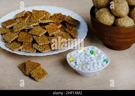 Makar sankranti Spezialartikel Tilgul, Til ke laddu, Chikki, alles süße Dinge, die aus weißen Sesamsamen und Jaggery hergestellt werden. Winter spezielle indische Lebensmittel Gesundheit Stockfoto