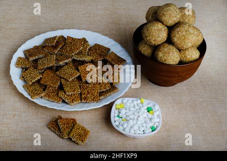 Makar sankranti Spezialartikel Tilgul, Til ke laddu, Chikki, alles süße Dinge, die aus weißen Sesamsamen und Jaggery hergestellt werden. Winter spezielle indische Lebensmittel Gesundheit Stockfoto