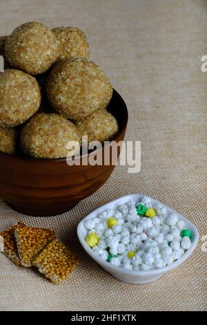 Makar sankranti Spezialartikel Tilgul, Til ke laddu, Chikki, alles süße Dinge, die aus weißen Sesamsamen und Jaggery hergestellt werden. Winter spezielle indische Lebensmittel Gesundheit Stockfoto