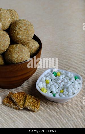 Makar sankranti Spezialartikel Tilgul, Til ke laddu, Chikki, alles süße Dinge, die aus weißen Sesamsamen und Jaggery hergestellt werden. Winter spezielle indische Lebensmittel Gesundheit Stockfoto