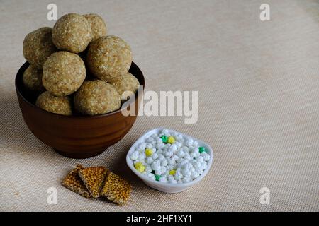 Makar sankranti Spezialartikel Tilgul, Til ke laddu, Chikki, alles süße Dinge, die aus weißen Sesamsamen und Jaggery hergestellt werden. Winter spezielle indische Lebensmittel Gesundheit Stockfoto