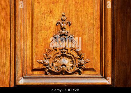 Alte Holztür mit Blumenschnitzerei. Paris, Frankreich. Stockfoto