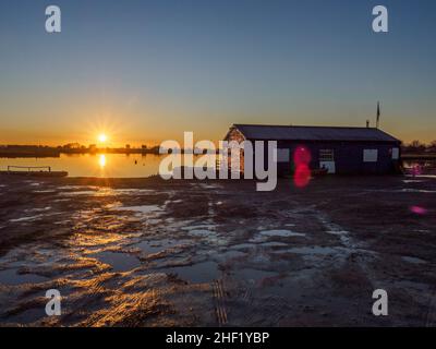 Sheerness, Kent, Großbritannien. 13th Januar 2022. UK Wetter: Sonnenuntergang am Barton's Point See in Sheerness, Kent. Kredit: James Bell/Alamy Live Nachrichten Stockfoto