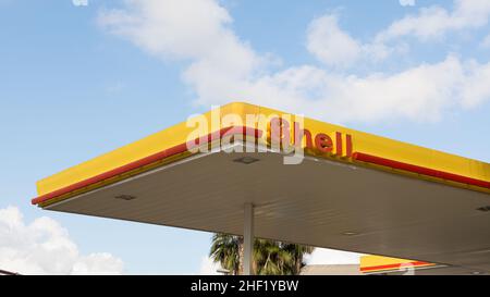 VALENCIA, SPANIEN - 13. JANUAR 2022: Shell ist ein US-amerikanisches multinationales Ölunternehmen Stockfoto