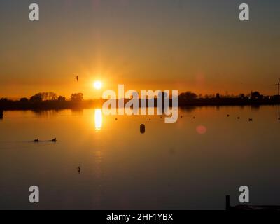 Sheerness, Kent, Großbritannien. 13th Januar 2022. UK Wetter: Sonnenuntergang am Barton's Point See in Sheerness, Kent. Kredit: James Bell/Alamy Live Nachrichten Stockfoto