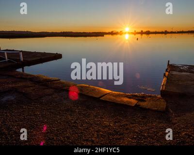 Sheerness, Kent, Großbritannien. 13th Januar 2022. UK Wetter: Sonnenuntergang am Barton's Point See in Sheerness, Kent. Kredit: James Bell/Alamy Live Nachrichten Stockfoto