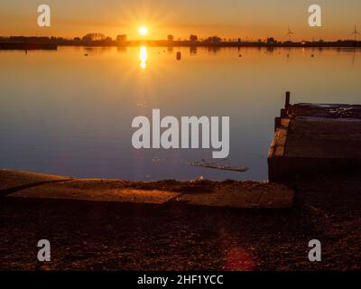 Sheerness, Kent, Großbritannien. 13th Januar 2022. UK Wetter: Sonnenuntergang am Barton's Point See in Sheerness, Kent. Kredit: James Bell/Alamy Live Nachrichten Stockfoto