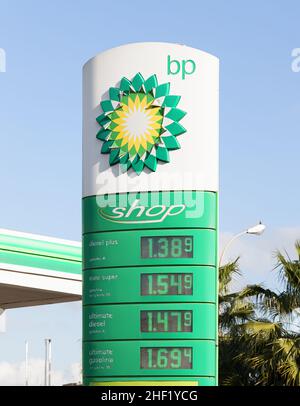 VALENCIA, SPANIEN - 13. JANUAR 2022: BP British Petroleum ist ein britisches multinationales Öl- und Gasunternehmen mit Sitz in London, England Stockfoto
