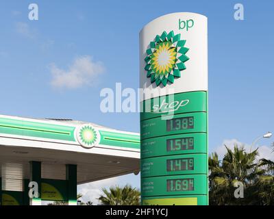 VALENCIA, SPANIEN - 13. JANUAR 2022: BP British Petroleum ist ein britisches multinationales Öl- und Gasunternehmen mit Sitz in London, England Stockfoto