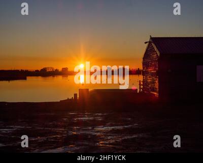 Sheerness, Kent, Großbritannien. 13th Januar 2022. UK Wetter: Sonnenuntergang am Barton's Point See in Sheerness, Kent. Kredit: James Bell/Alamy Live Nachrichten Stockfoto