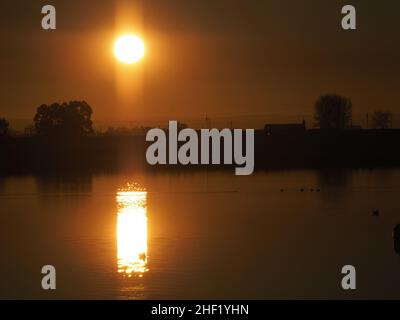 Sheerness, Kent, Großbritannien. 13th Januar 2022. UK Wetter: Sonnenuntergang am Barton's Point See in Sheerness, Kent. Kredit: James Bell/Alamy Live Nachrichten Stockfoto