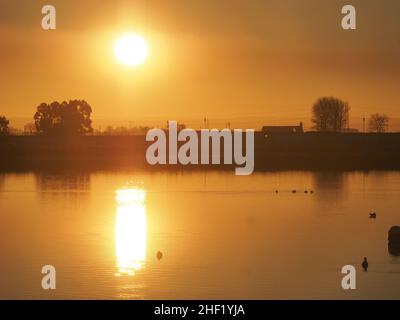 Sheerness, Kent, Großbritannien. 13th Januar 2022. UK Wetter: Sonnenuntergang am Barton's Point See in Sheerness, Kent. Kredit: James Bell/Alamy Live Nachrichten Stockfoto