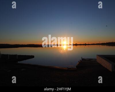 Sheerness, Kent, Großbritannien. 13th Januar 2022. UK Wetter: Sonnenuntergang am Barton's Point See in Sheerness, Kent. Kredit: James Bell/Alamy Live Nachrichten Stockfoto