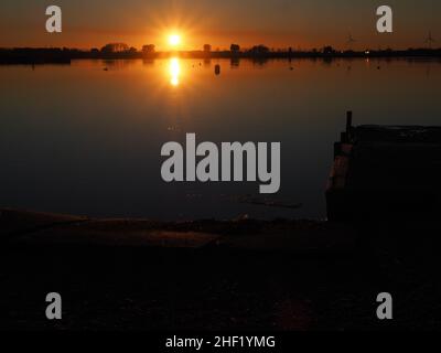 Sheerness, Kent, Großbritannien. 13th Januar 2022. UK Wetter: Sonnenuntergang am Barton's Point See in Sheerness, Kent. Kredit: James Bell/Alamy Live Nachrichten Stockfoto