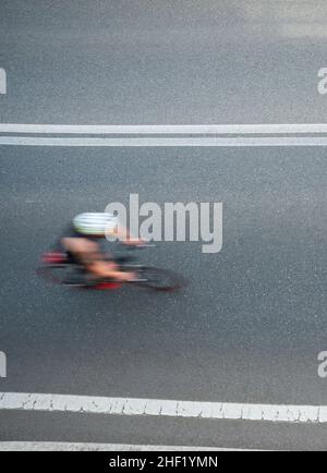 Hohe Betrachtungswinkel des Menschen Reiten Fahrrad Stockfoto