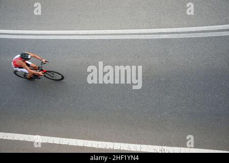 Hohe Betrachtungswinkel des Menschen Reiten Fahrrad Stockfoto