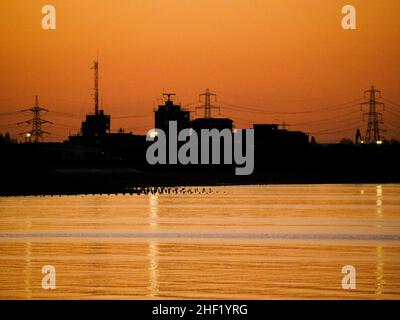 Sheerness, Kent, Großbritannien. 13th Januar 2022. UK Wetter: Sonnenuntergang in Sheerness, Kent. Kredit: James Bell/Alamy Live Nachrichten Stockfoto