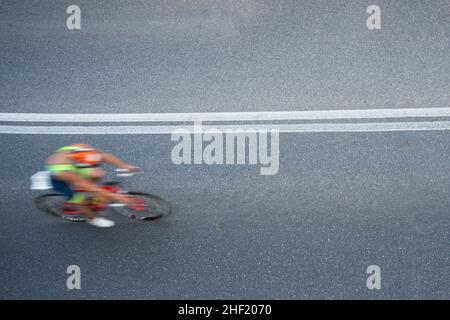 Hohe Betrachtungswinkel des Menschen Reiten Fahrrad Stockfoto