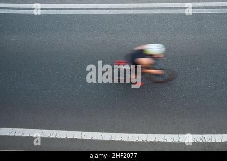 Hohe Betrachtungswinkel des Menschen Reiten Fahrrad Stockfoto