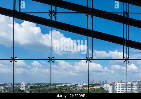 Die gehärtete Glasscheibe des Bürogebäudes in der Nähe des Balkons für den Blick auf den Sonnenbrand, Vorderansicht mit dem Kopierraum. Stockfoto