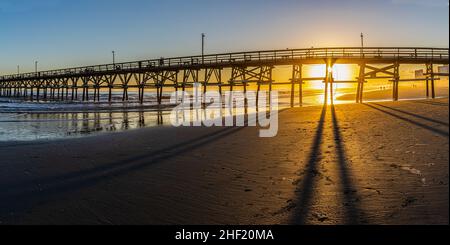 Sonnenuntergang am Cherry Grove Beach und Pier, Myrtle Beach, South Carolina, USA Stockfoto