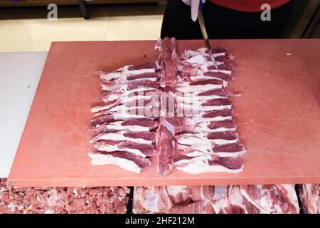 Lammfleisch mit Thong-Lammfleisch, fertig zum Verkauf in der Metzgerei. Draufsicht. Lebensmittelkonzept. Stockfoto