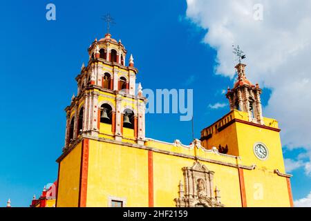 Guanajuato, Mexiko - Januar 2021 Basilika unserer Lieben Frau von Guanajuato Kathedrale und Plaza de la Paz. Hochwertige Fotos Stockfoto