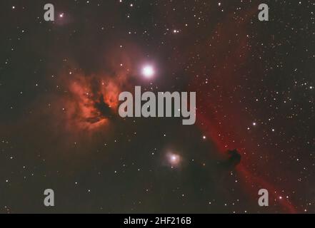 Der Horsehead- und Flammennebel in der Konstellation des Orion. Ebenfalls sichtbar ist der Stern von Alnitak. Fotografiert unter dem Himmel von Bortle 6 aus Großbritannien Stockfoto