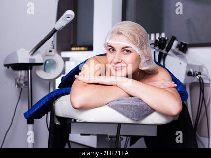 Frau, die eine Körperbehandlung mit Hardware erhält Stockfoto