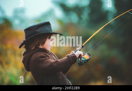 Kid Angeln mit Spinning Haspel. Kinder Fliegenfischen. Stockfoto