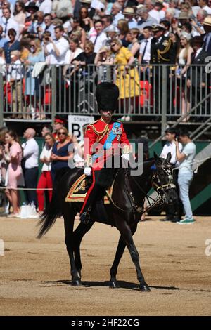 Datei-Foto vom 1/6/2019 des Duke of York, Oberst der Grenadier Guards, in seinem ersten Jahr als Inspektionsoffizier, nachdem er die Rolle seines Vaters, des Duke of Edinburgh Ende 2017, während der Colonel's Review on the Mall in London, übernommen hatte. Die militärischen Verbindungen des Herzogs und die königlichen Patronate wurden der Königin zurückgegeben, teilte Buckingham Palace mit. Ausgabedatum: Donnerstag, 13. Januar 2022. Stockfoto