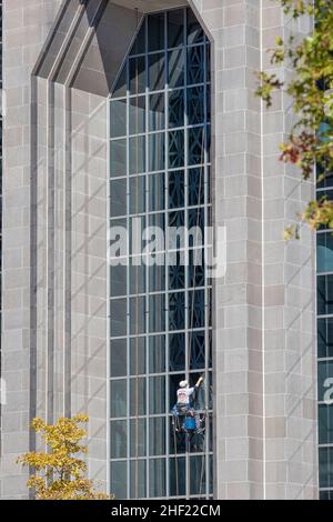 Nashville, Tennessee, USA - 7. November 2021: Fensterwaschanlage reinigt Fenster an einem hohen Gebäude in der Innenstadt. Stockfoto