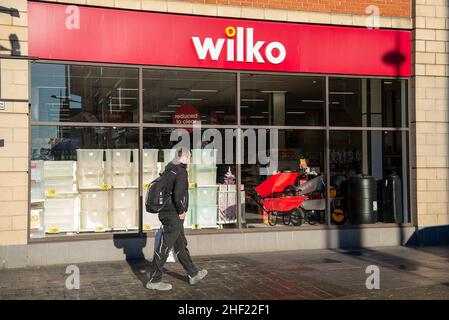 Slough, berkshire, Großbritannien. 13th. Januar 2022. Der High-Street-Einzelhändler Wilko hat diese Woche angekündigt, 15 Geschäfte zu schließen, wodurch mehr als 330 Arbeitsplätze dem Risiko einer Redundanz ausgesetzt werden. Quelle: Maureen McLean/Alamy Stockfoto