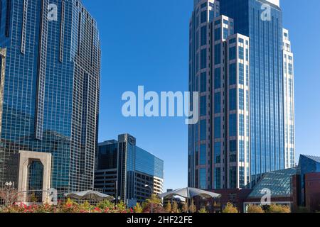 Nashville, Tennessee, USA - 7. November 2021: Wolkenkratzer moderner Architektur in der Innenstadt von Nashville, TN. Stockfoto