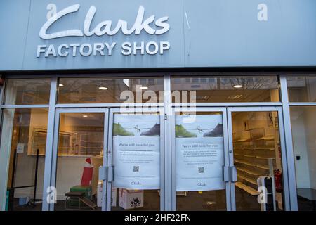 Slough, berkshire, Großbritannien. 13th. Januar 2022. Der Clarks Factory Shop in Slough hat dauerhaft geschlossen. Viele Unternehmen haben sich seit Beginn der Pandemie von Covid-19 finanziell nicht erholt. Quelle: Maureen McLean/Alamy Stockfoto