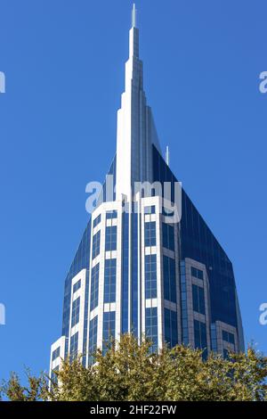 Nashville, Tennessee, USA - 7. November 2021: Ein weiterer Winkel des oberen Teils des AT&T-Gebäudes ist der höchste in Nashville. Stockfoto