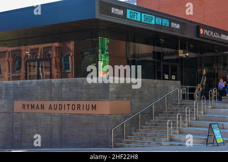 Nashville, Tennessee, USA - 7. November 2021: Eintritt zum Ryman Concert Hall Theater, Innenstadt. Bekannt als die Mutterkirche der Country-Musik ein NAS Stockfoto