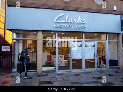 Slough, berkshire, Großbritannien. 13th. Januar 2022. Der Clarks Factory Shop in Slough hat dauerhaft geschlossen. Viele Unternehmen haben sich seit Beginn der Pandemie von Covid-19 finanziell nicht erholt. Quelle: Maureen McLean/Alamy Stockfoto