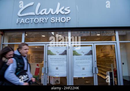 Slough, berkshire, Großbritannien. 13th. Januar 2022. Der Clarks Factory Shop in Slough hat dauerhaft geschlossen. Viele Unternehmen haben sich seit Beginn der Pandemie von Covid-19 finanziell nicht erholt. Quelle: Maureen McLean/Alamy Stockfoto