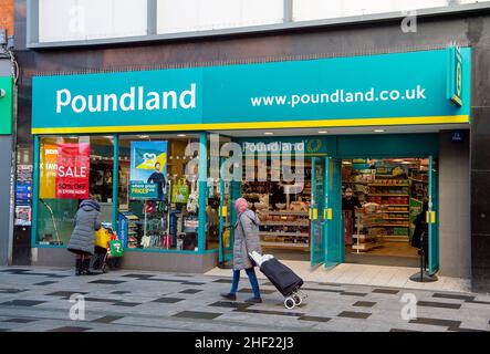 Slough, berkshire, Großbritannien. 13th. Januar 2022. Der Eigentümer der Pepco Group von Poundland hat heute berichtet, dass der Quartalsumsatz um 12 % gestiegen ist, was auf die Eröffnung neuer Geschäfte zurückzuführen ist. Quelle: Maureen McLean/Alamy Stockfoto