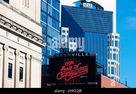 Nashville, Tennessee, USA - 7. November 2021: Willkommen in Nashville, Schild an Fifth und Broadway Downtown. Stockfoto