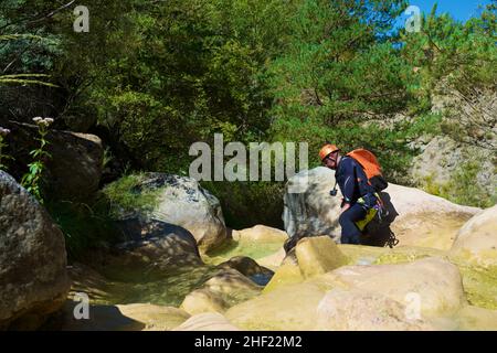 Canyoning des Lucas Canyon in den Pyrenäen, Tena Valley, Provinz Huesca in Spanien. Stockfoto