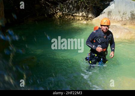 Canyoning des Lucas Canyon in den Pyrenäen, Tena Valley, Provinz Huesca in Spanien. Stockfoto