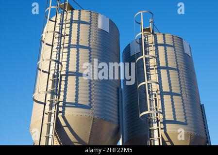 Nahaufnahme von Metalltanks in einer Farm in Spanien. Stockfoto