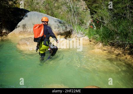 Canyoning des Lucas Canyon in den Pyrenäen, Tena Valley, Provinz Huesca in Spanien. Stockfoto