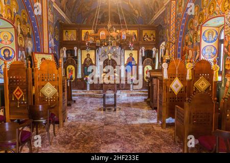 OSTROG, MONTENEGRO - 5. JUNI 2019: Kirche der Heiligen Dreifaltigkeit im Unteren Teil des Klosters Ostrog, Montenegro Stockfoto