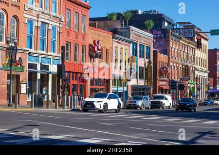 Nashville, Tennessee, USA - 7. November 2021: Altstadt von Nashville, wo Touristen an vielen Restaurants, Bars, Geschäften und Unterhaltungsangeboten vorbeilaufen. Stockfoto