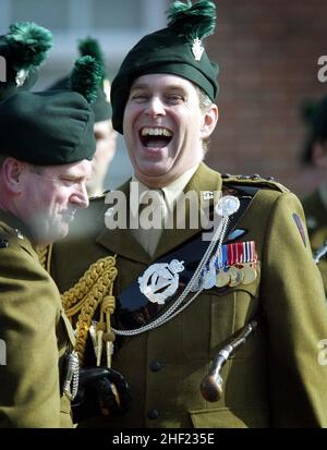 Datei-Foto vom 17/3/2003 des Herzogs von York, der Oberst des Royal Irish Regiment, scherzt mit neuen Rekruten beim Regiment bei einer Passierparade am Regimentshauptsitz in Ballymena, Nordirland. Die militärischen Verbindungen des Herzogs und die königlichen Patronate wurden der Königin zurückgegeben, teilte Buckingham Palace mit. Ausgabedatum: Donnerstag, 13. Januar 2022. Stockfoto